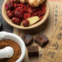 Mörser, diverse Zutaten für eine chinesische Rezeptur