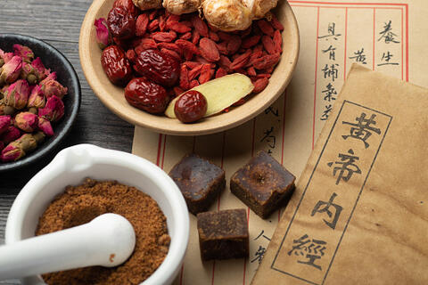 Mörser, diverse Zutaten für eine chinesische Rezeptur